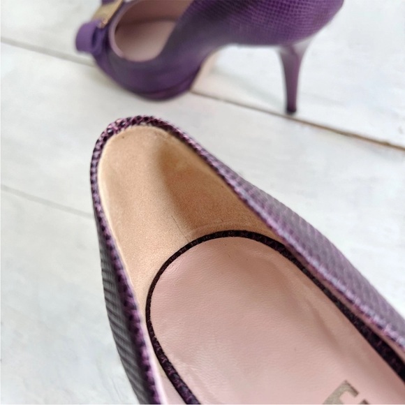 Salvatore Ferragamo Gilia Peep Toe Snake Embossed Bow Heel Size 7 Purple Gold - Picture 12 of 15